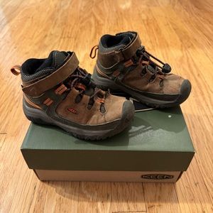 Kids Keen hiking boots - boys or girls - kids US size 9 (EU 25/26)